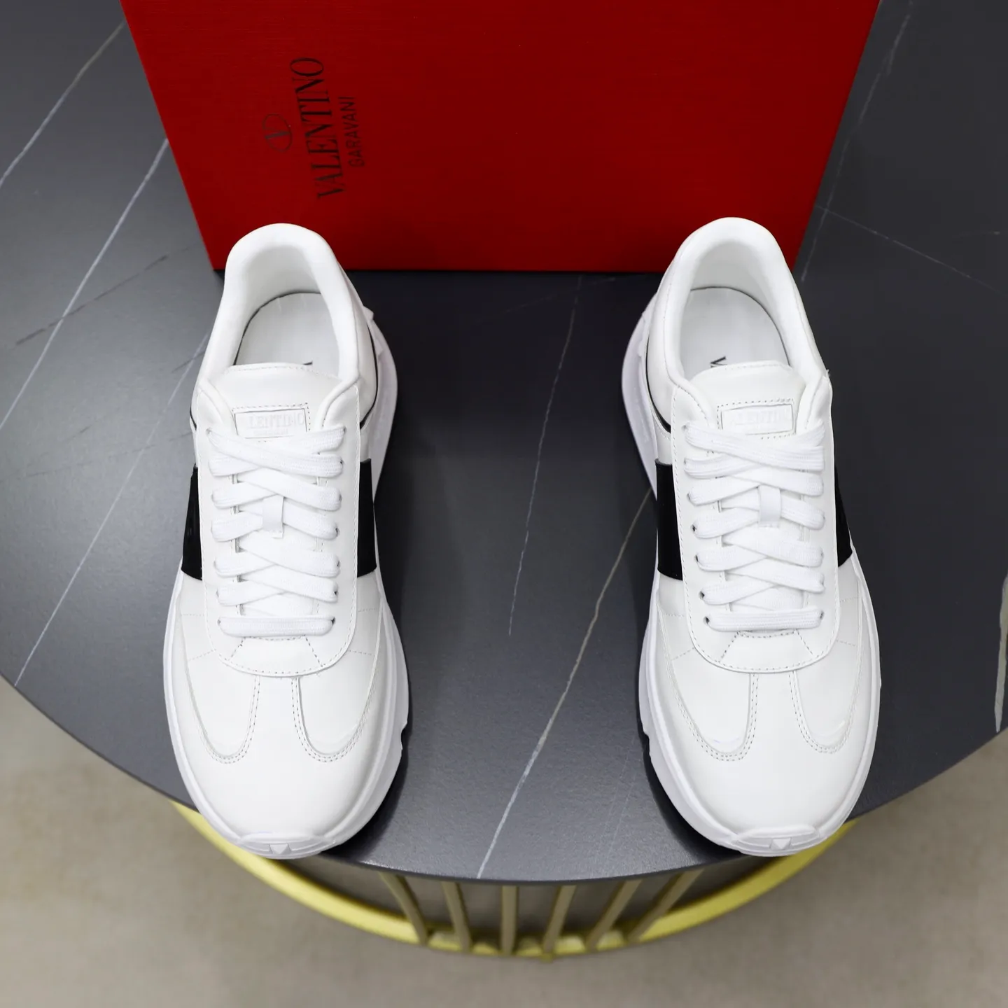 Ex-factory price: 440💰VALENTINO/Valentino Men's latest low-top thick-soled sports shoes are shipped. Made with heavy industry, men's fine casual sports shoes, versatile style. Original leather, rubber lines embellished with geometric segmented uppers, hand-sewn with precision, novel and fashionable style, rubber soles with rivet details on the front and back, VALENTINO GARAVANI LOGO printed on the side, and Valentino Garavani decorative inlay on the tongue. Logo, comfortable, breathable and durable on the feet! Comes with full original packaging! Code number: 38-39-40-41-42-43-44 (45 can be customized)